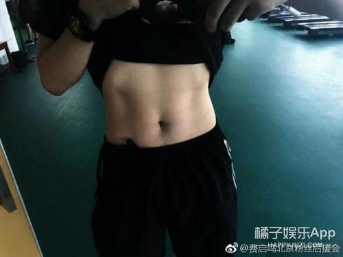 抖音纹身男网红吃瓜图片,抖音热议一幕引网友热议  第3张